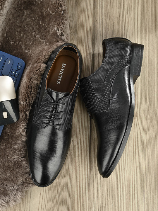 INVICTUS Men Textured Formal Derbys