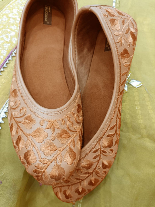 DESI COLOUR Women Ethnic Embroidered Mojaris