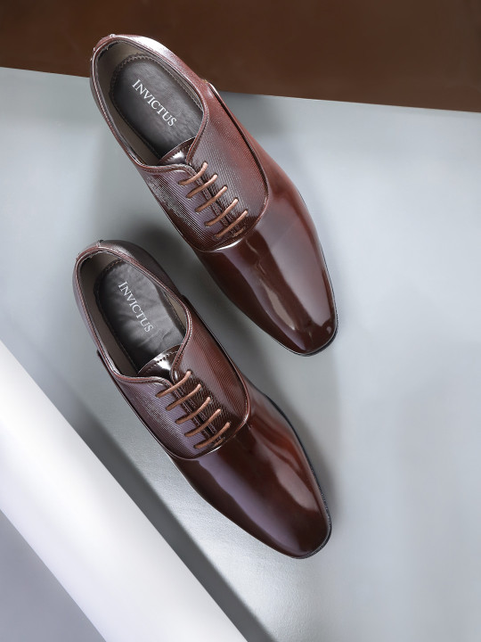 INVICTUS Men Coffee Brown Textured Formal Oxfords