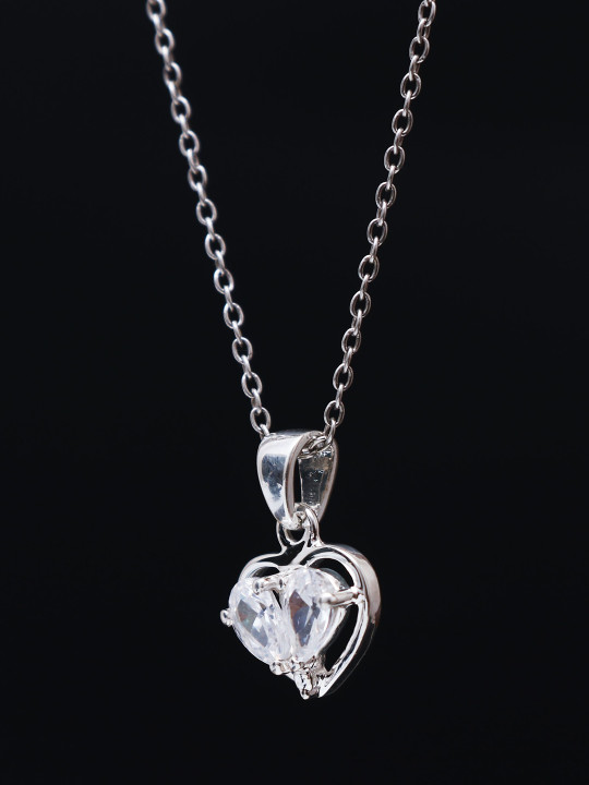 HIFLYER JEWELS Sterling Silver Stone Studded Heart Shaped Pendant