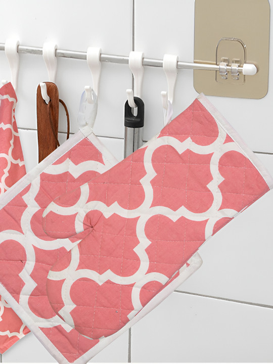 Texstylers 4 Pieces White & Red Printed Cotton Tea Towel With Gloves & Pot Holder