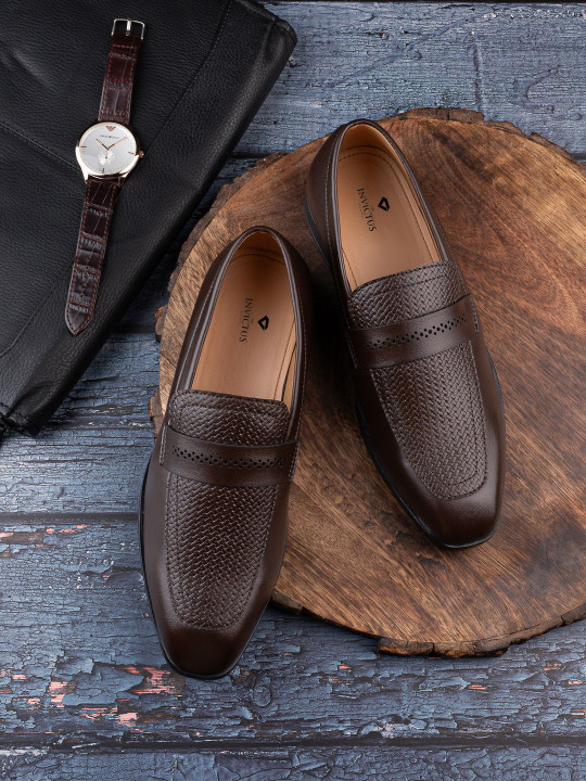 INVICTUS Men Textured Round Toe Formal Loafers