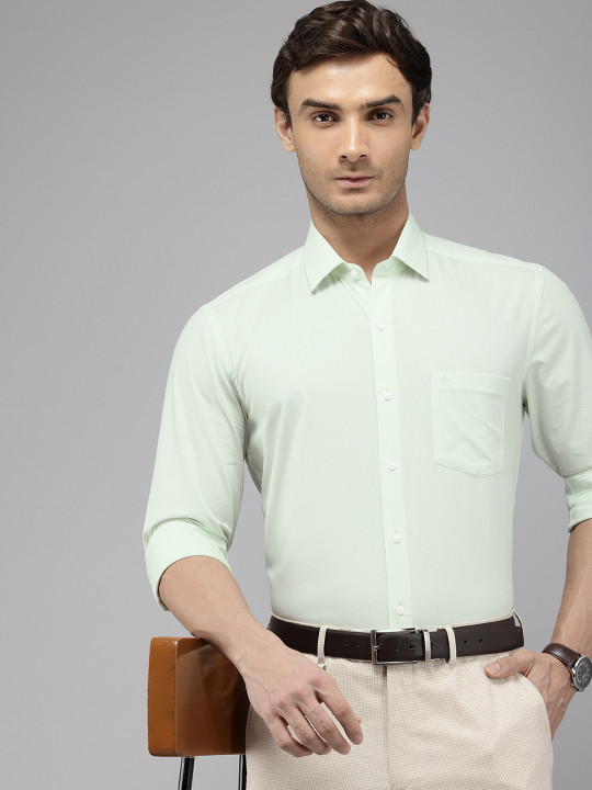 Arrow Manhattan Slim Fit Textured Cutaway Collar Pure Cotton Formal Shirt