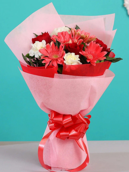 fnp Red & White10Pieces Carnations & Gerberas Fresh Flowers Bouquet