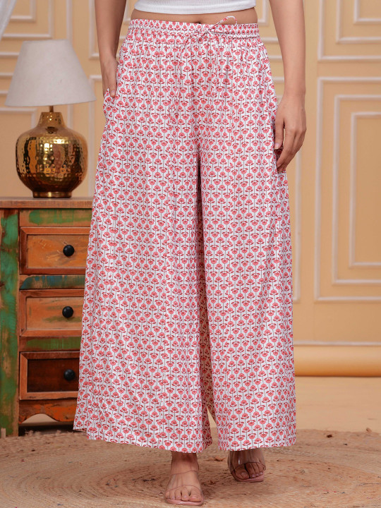 Meeranshi Women Floral Printed Flared Palazzo