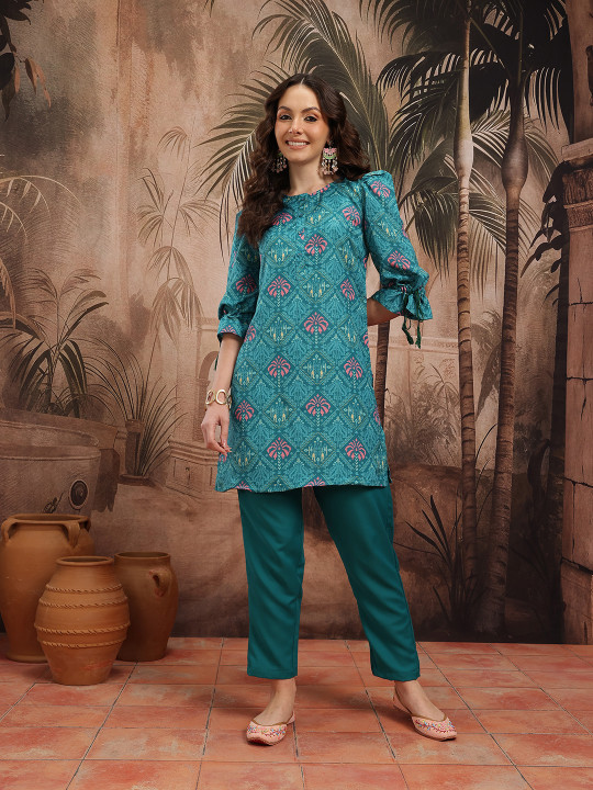 Sangria Women Printed Kurta with Trousers