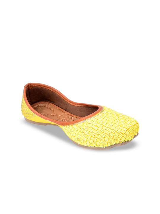Sangria Women Embellished Pipe Mojaris