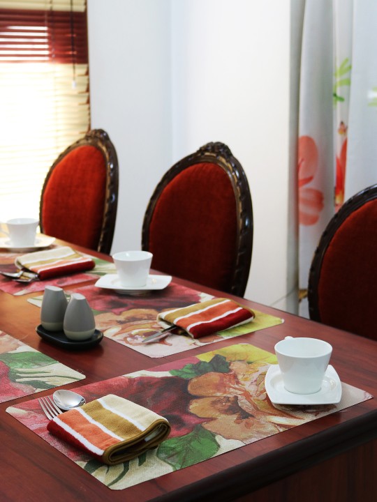 Shremo Multicolored Set of 6 Floral Print Table Mats