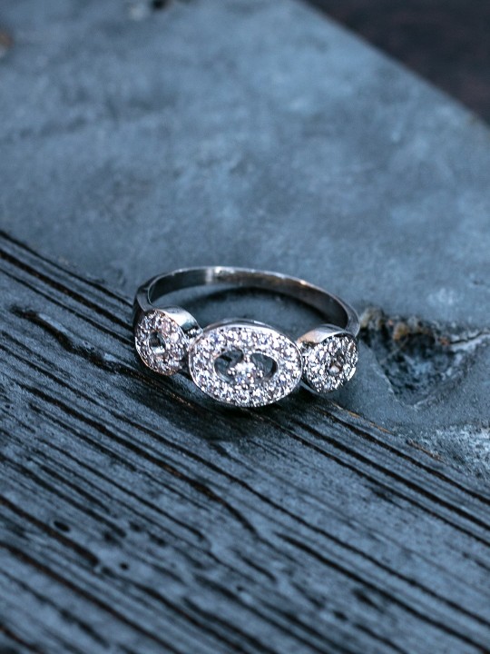 Women Silver-Toned Love Link Band Finger Ring