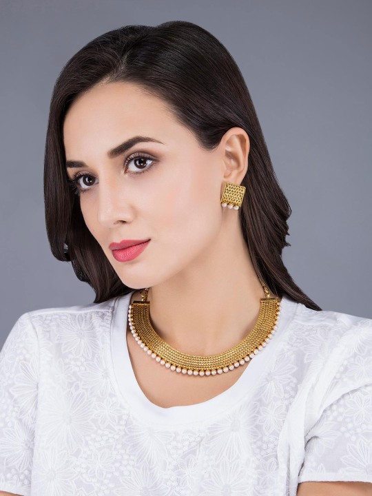 Women Gold-Toned Choker Jewellery Set