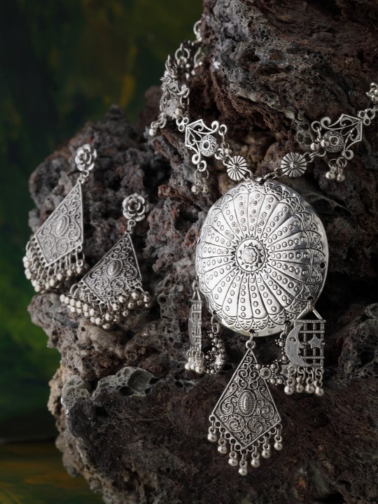 Women Silver-Toned Designer Necklace & Earring Set
