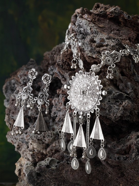 Women Silver-Toned Designer Necklace & Earring Set
