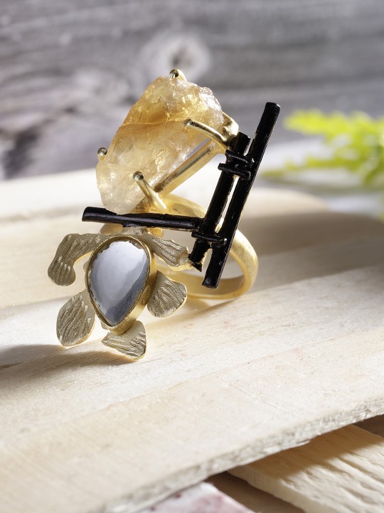 Beige & Black Gold-Plated Onyx-Studded Handcrafted Adjustable Finger Ring