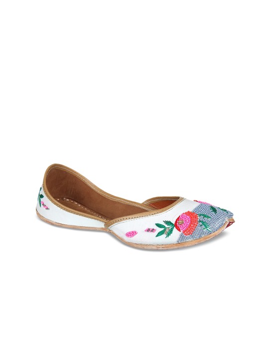 Women White Embellished Mojaris 35