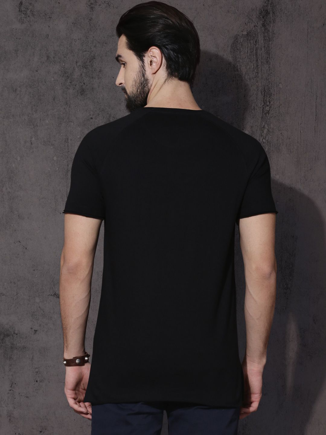 Roadster Men Black Solid Round Neck T-shirt (Image - 3)