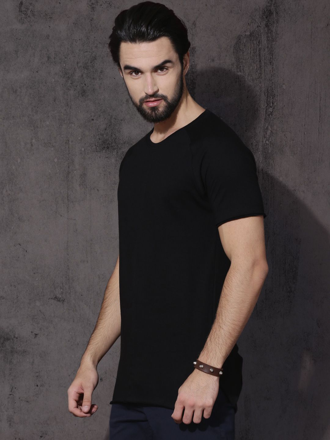 Roadster Men Black Solid Round Neck T-shirt (Image - 2)