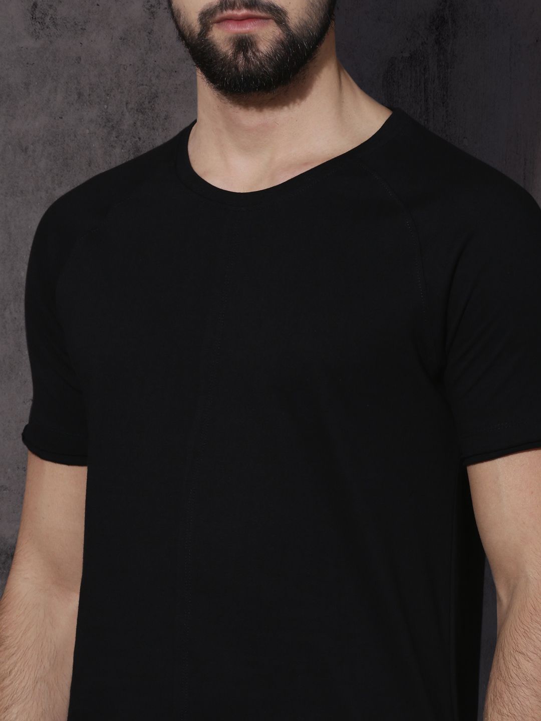 Roadster Men Black Solid Round Neck T-shirt (Image - 1)