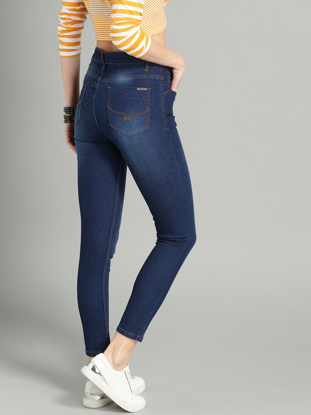 Roadster Women Blue Skinny Fit Mid-Rise Clean Look Stretchable Cropped Jeans (Image - 2)
