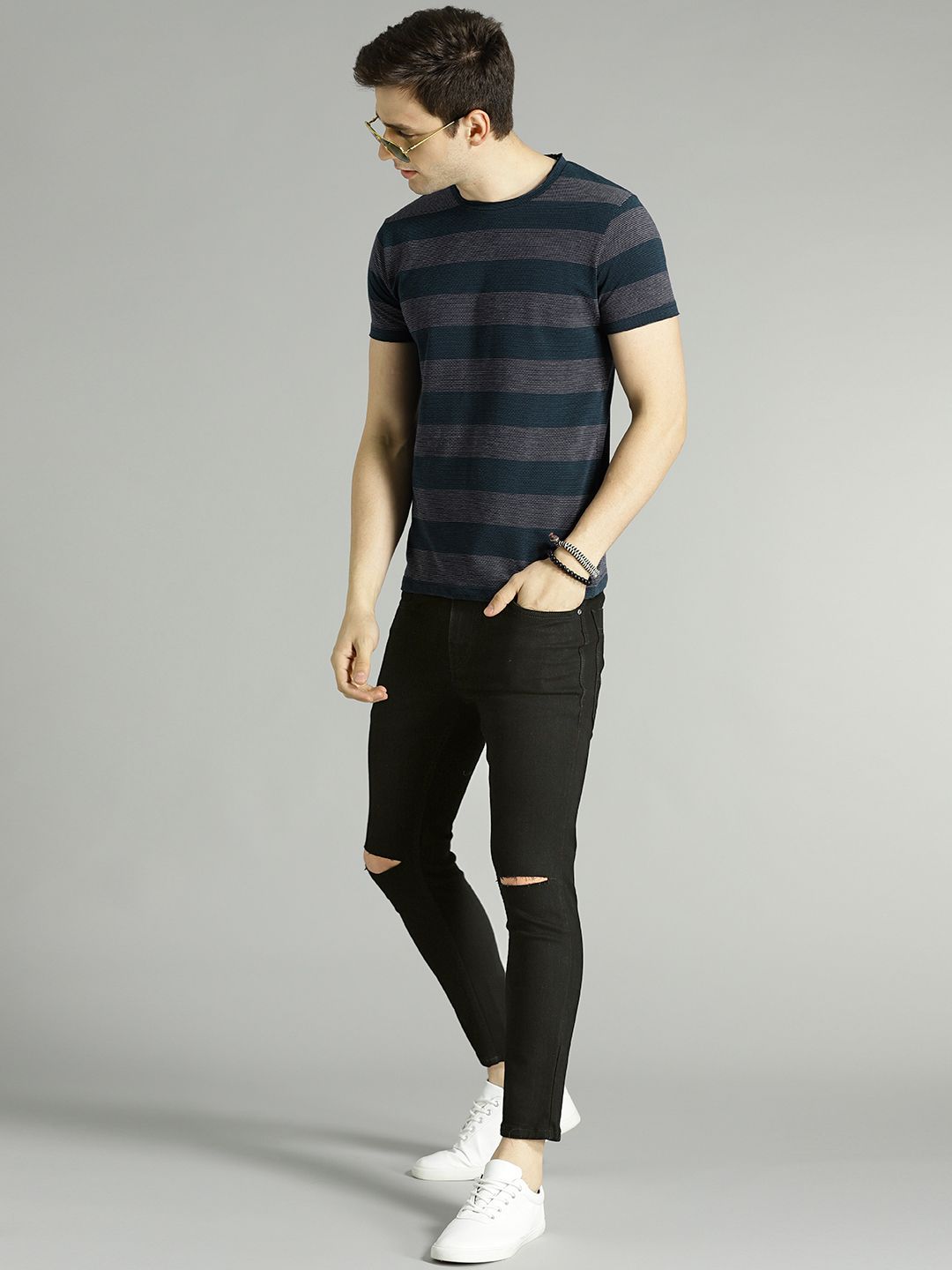 Roadster Men Black Skinny Fit Mid-Rise Slash Knee Stretchable Cropped Jeans (Image - 3)