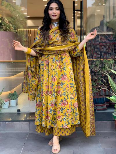 OUMAD Women Floral Printed Anarkali Kurta with Palazzos & Dupatta