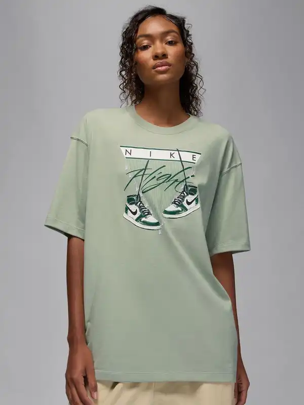 nike graphic tshirts