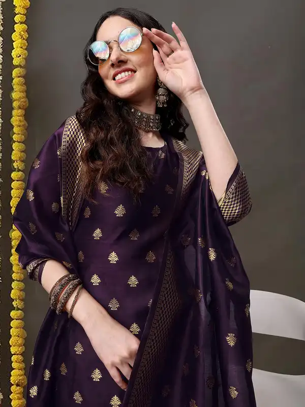 Kaari Kurta-set met geborduurde dames met Dupatta - rechte pasvorm | Zijdemix stof met Zari-borduurwerk | Dupatta van katoen met Gota Patti-werk | Rechte broek met zijzak | Kurta-set voor dames, Royal Kaari Kurta-set met geborduurde dames met Dupatta - rechte pasvorm | Zijdemix stof met Zari-borduurwerk | Dupatta van katoen met Gota Patti-werk | Rechte broek met zijzak | Kurta-set voor dames, Royal