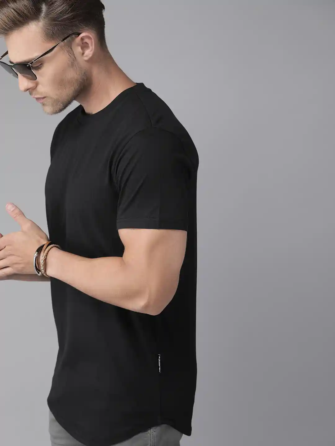 Roadster Men Black Solid Round Neck Pure Cotton T-shirt with Curved Hem