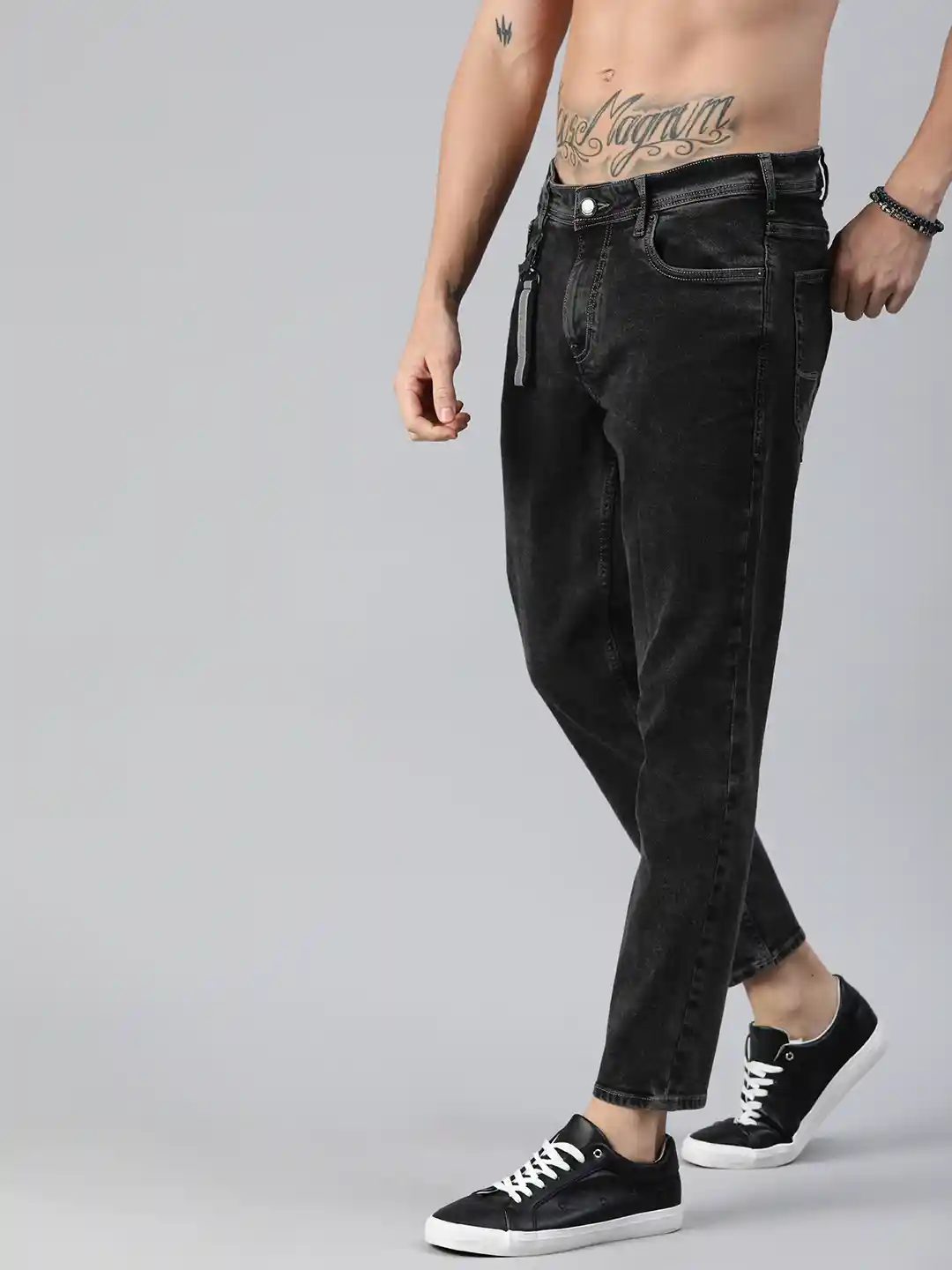 Buy Roadster Men Black Carrot Fit Mid-Rise Clean Look