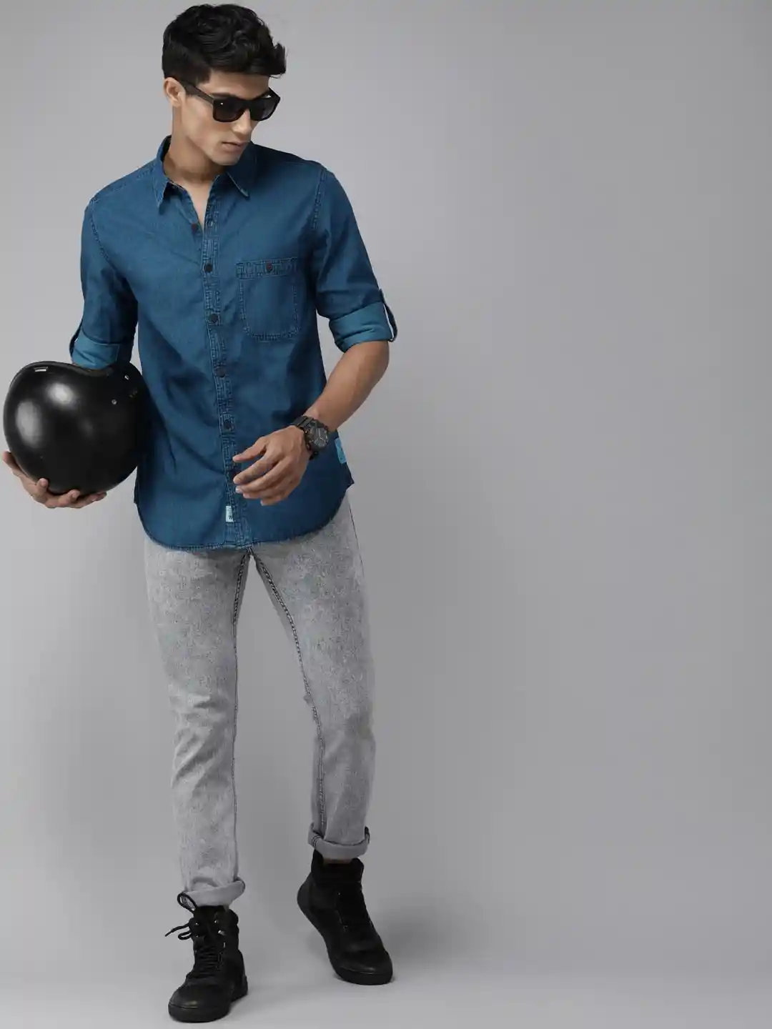 The Roadster Lifestyle Co Men Navy Blue Solid Cotton Denim Shirt