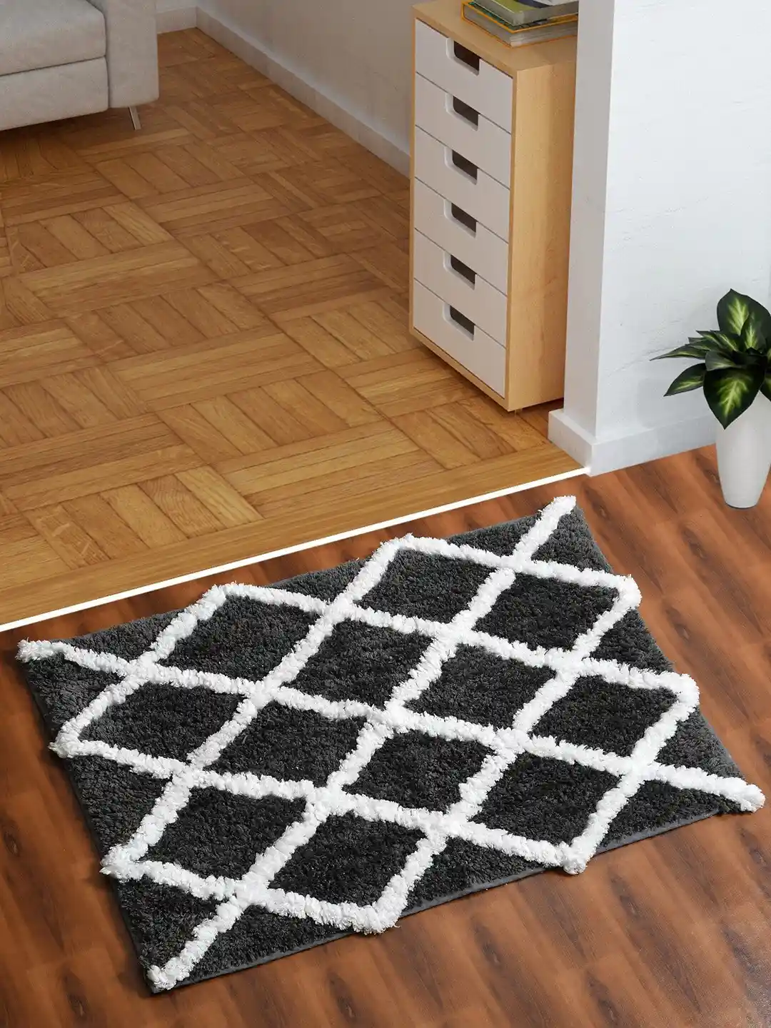 AEROHAVEN Grey White Checkered Microfiber Bath mat