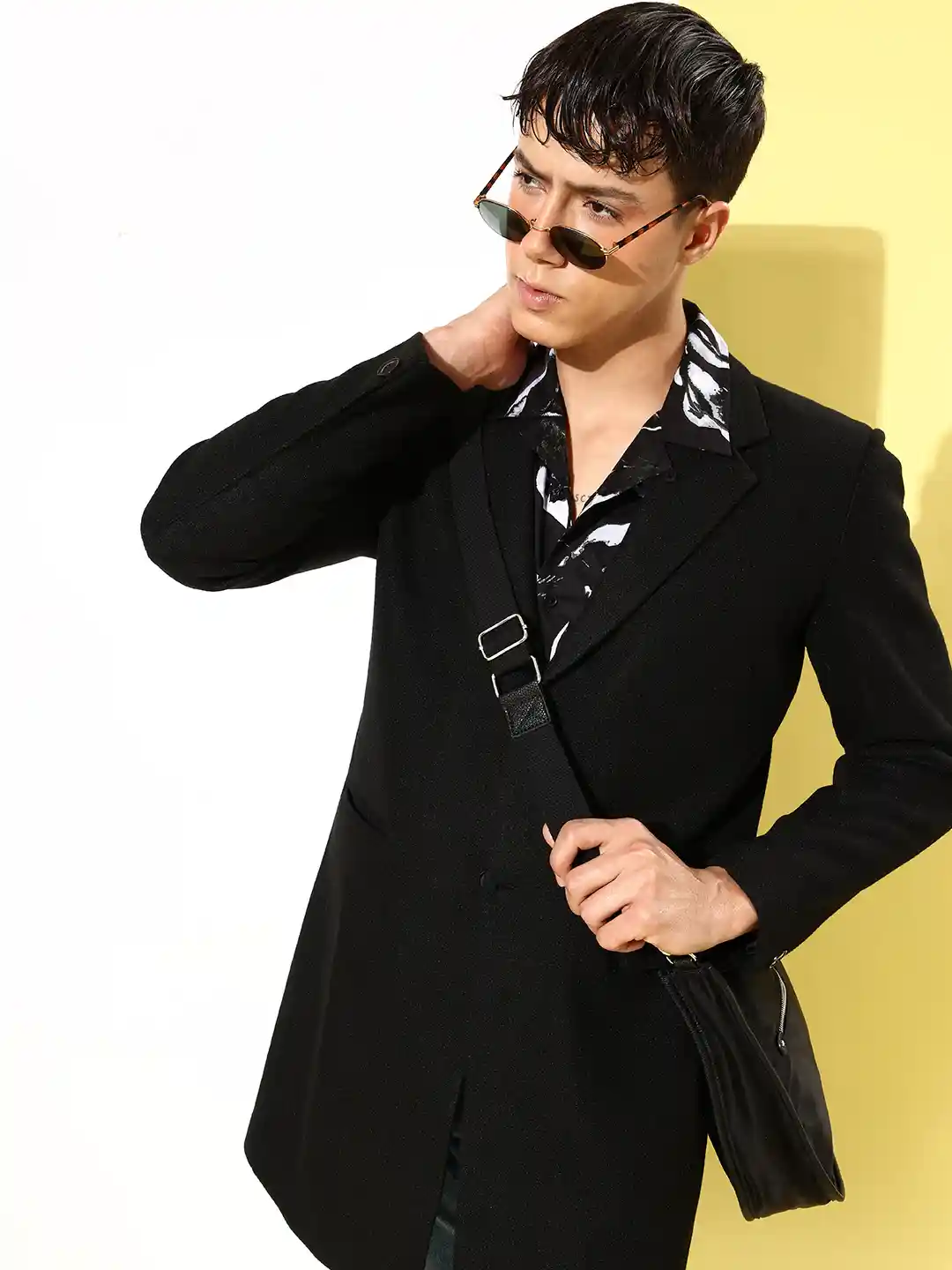 The Roadster Life Men Black Solid Lapel Collar Longline Tailored Jacket