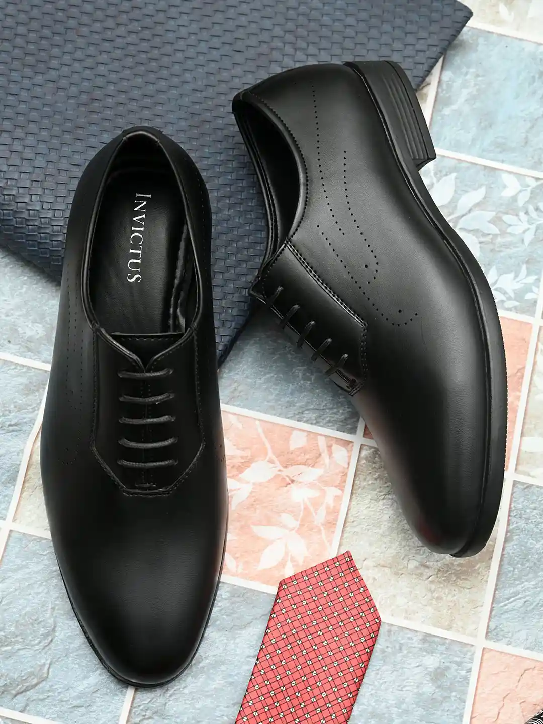 Stylish Black Formal Shoe INVICTUS Men Black Solid Formal Oxford Shoes