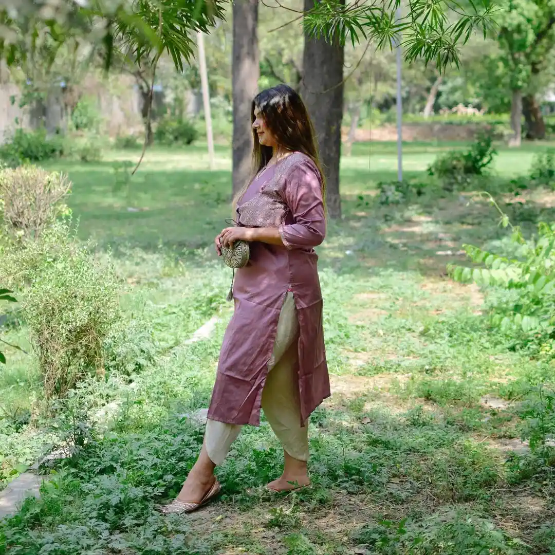 Buy Shae by SASSAFRAS Women Mauve & White Bandhani Printed Gotta