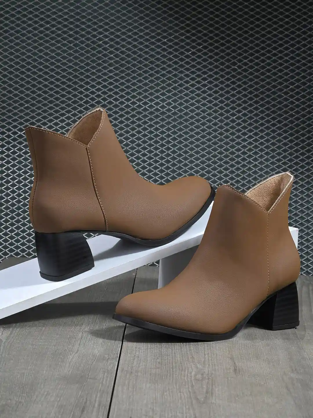 DressBerry Women Chelsea Boots