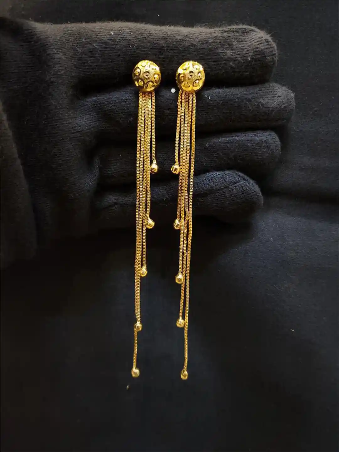 Anshenterpris Gold-Plated Hanging Sui Dhaga Tasselled Circular Drop Earrings
