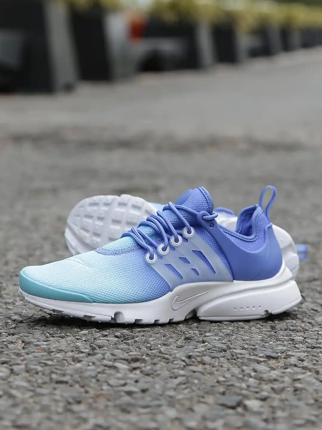 womens nike presto on feet light blue