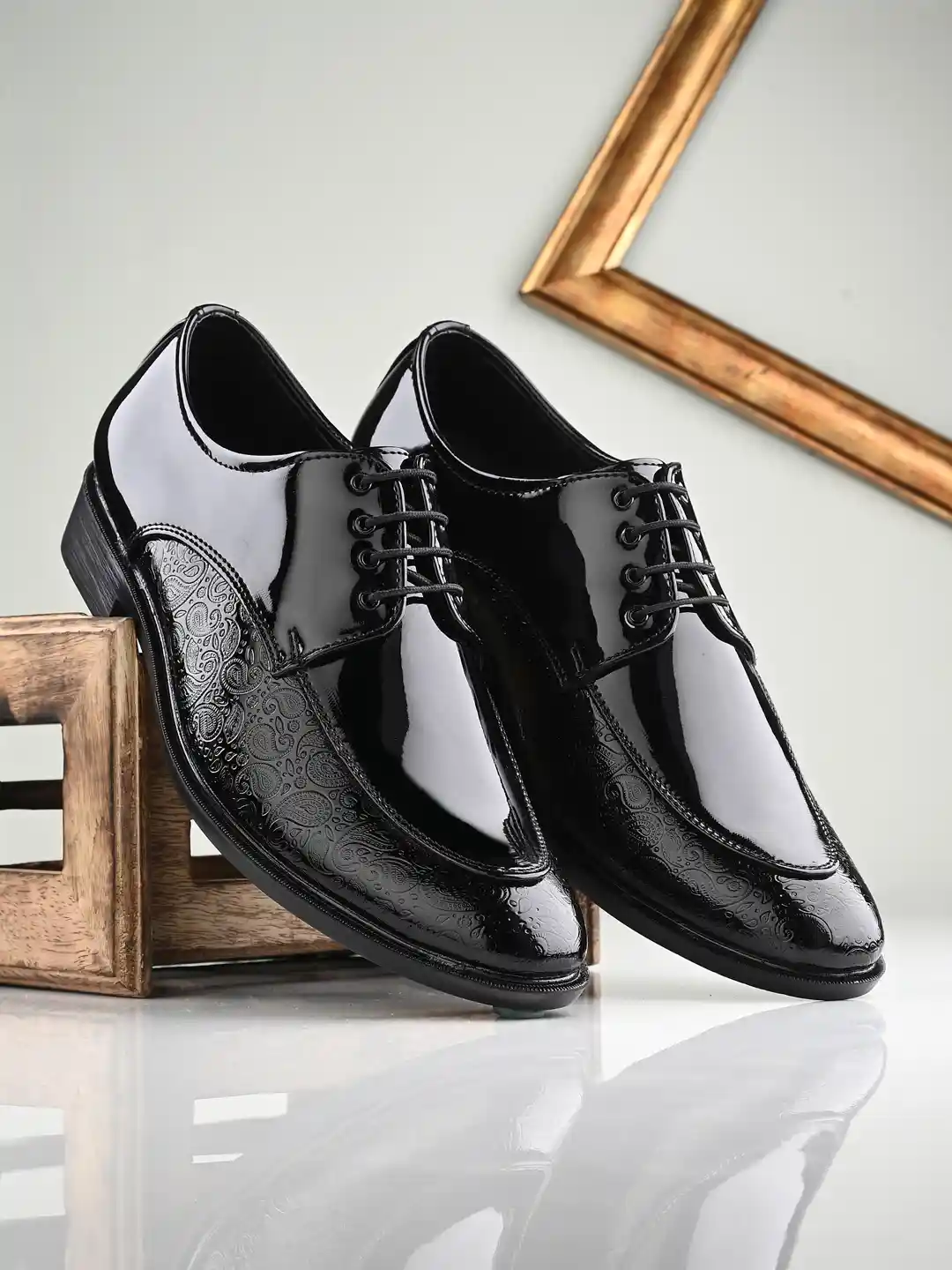 INVICTUS Men Textured Patent Leather Formal Derbys