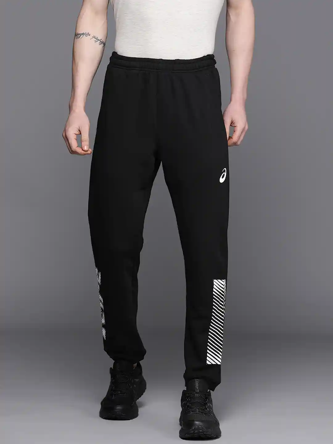 Buy ASICS Men Striped Brand Logo Printed Mid-Rise Training