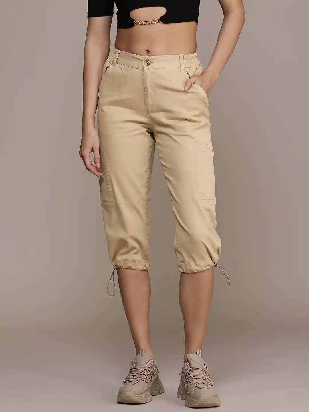 The Roadster Life Women Solid Three-Fourth Joggers Trousers