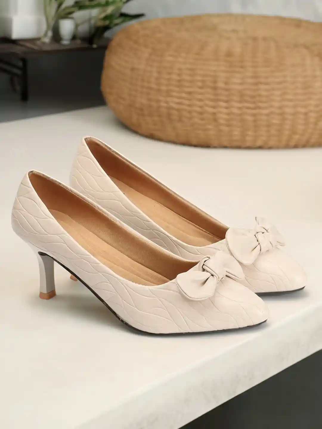 DressBerry Cream-Coloured Pointed Toe Textured Kitten Pumps With Bows