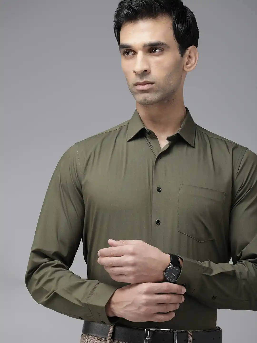 Regular Fit Van Heusen Men's Button-Down Shirt - Fitted Sateen Dress Shirt  For Work Or Formal Wear Van Heusen Fitted Sateen Shirt