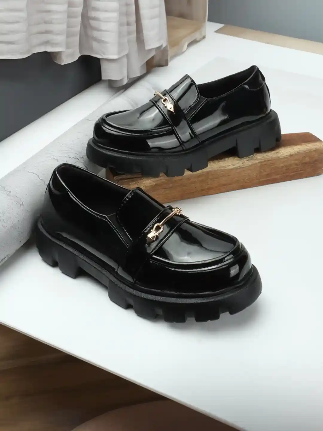 The Roadster Lifestyle Women Black Buckled Heeled Slip-On Chunky Loafers