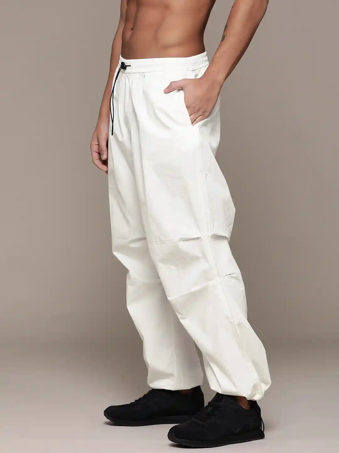 Buy The Roadster Lifestyle Men Mid-Rise Pure Cotton Parachute - Main Image