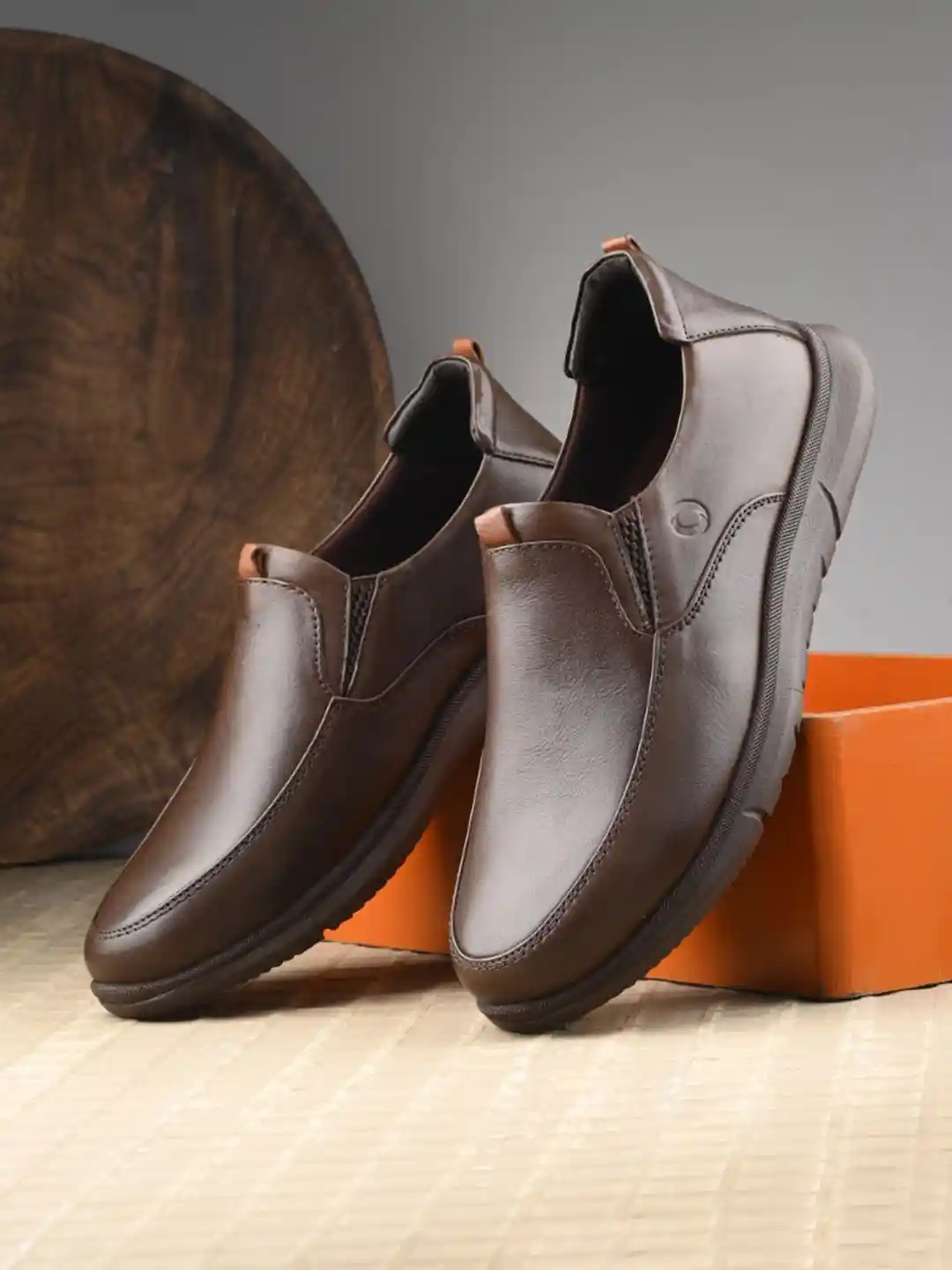 Egoss Men Textured Comfort Insole Round Toe Leather Slip-On Sneakers