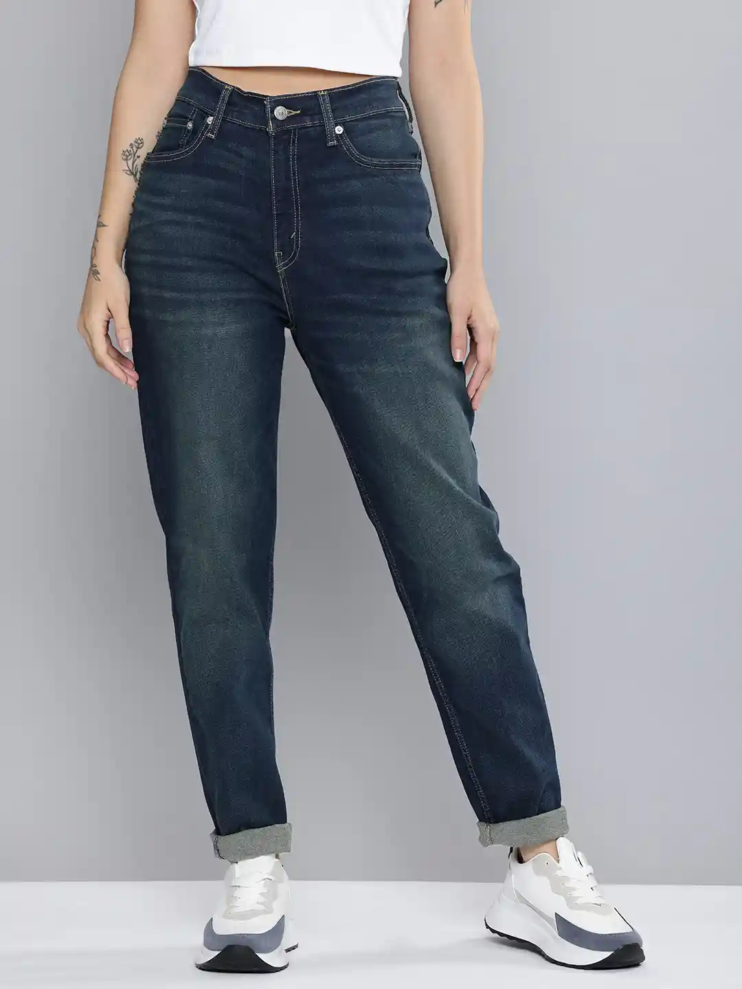 Levis Women High Rise 80's New Mom Relaxed Tapered Fit Light Fade  Stretchable Jeans