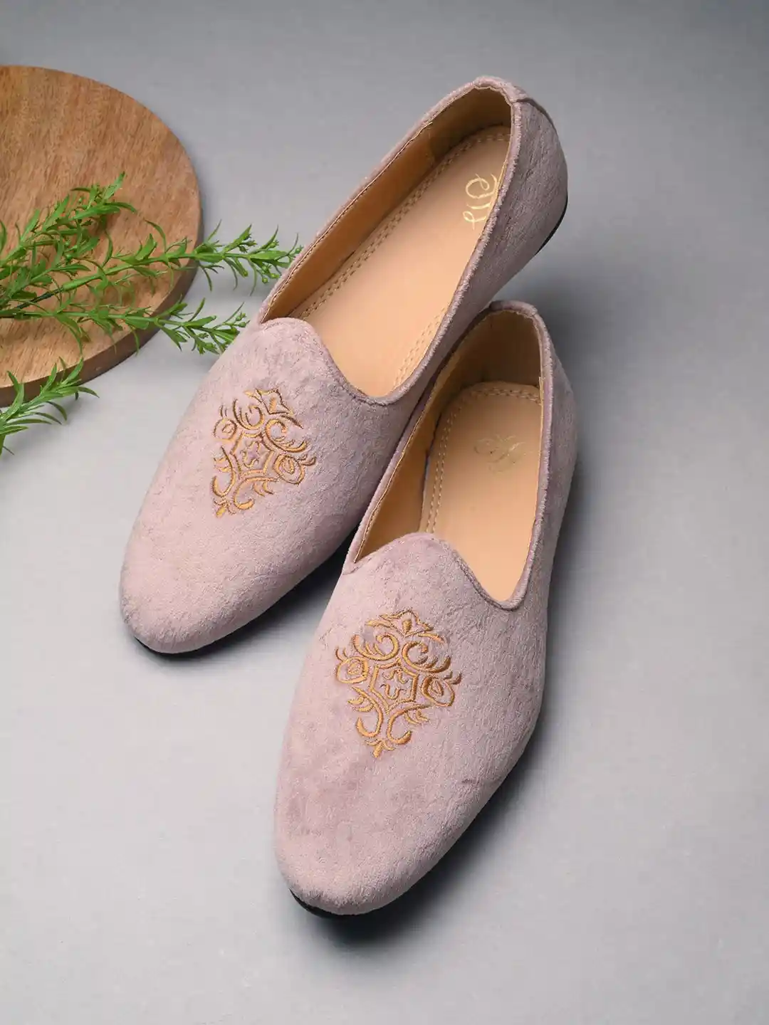 House of Pataudi Men Embroidered Round Toe Lightweight Mojaris