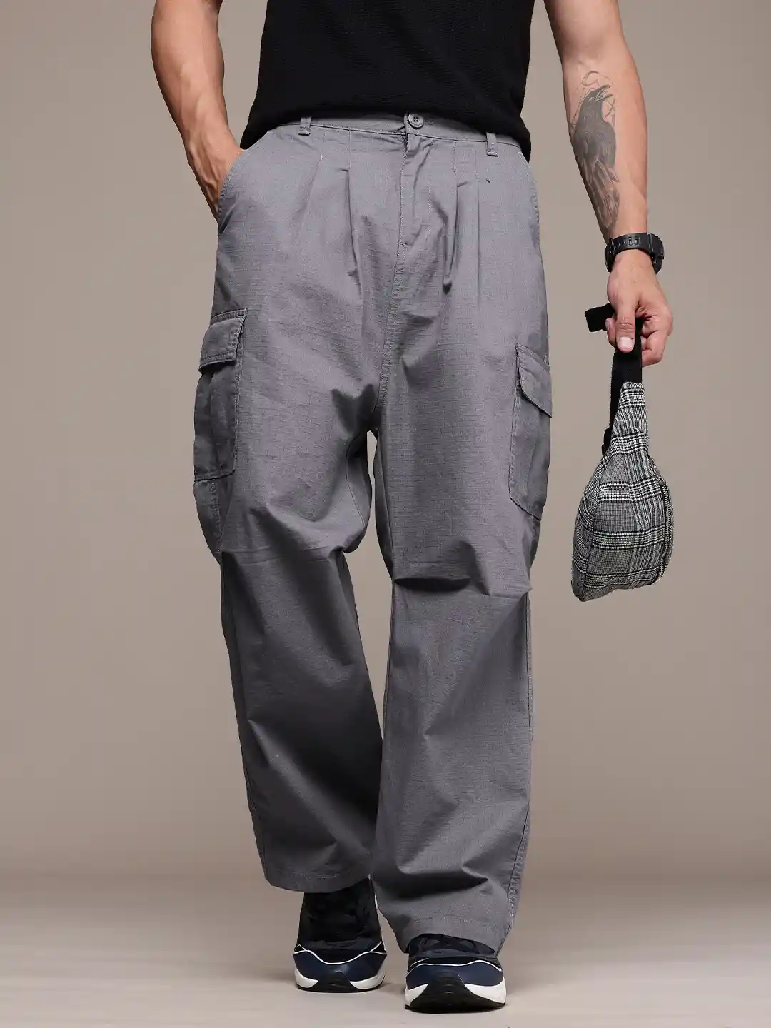 The Roadster Life Men Pure Cotton Textured Baggy Fit Cargo Trousers