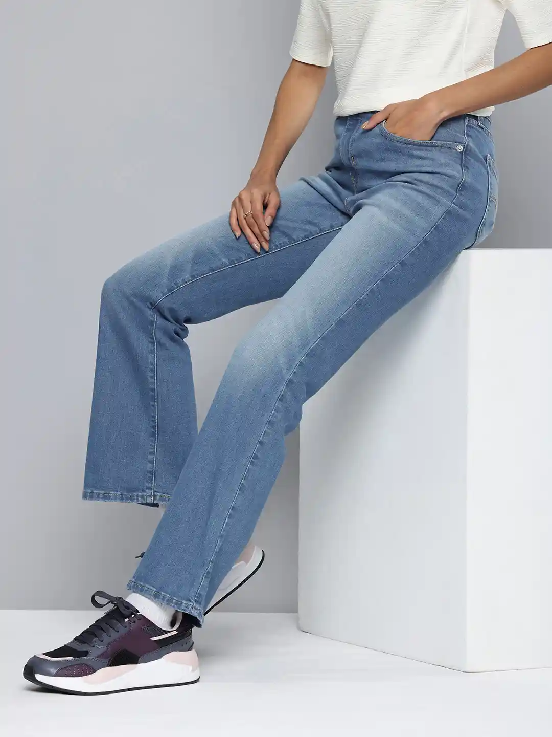 Levis Women 725 Slim Bootcut High-Rise Light Fade Stretchable Jeans