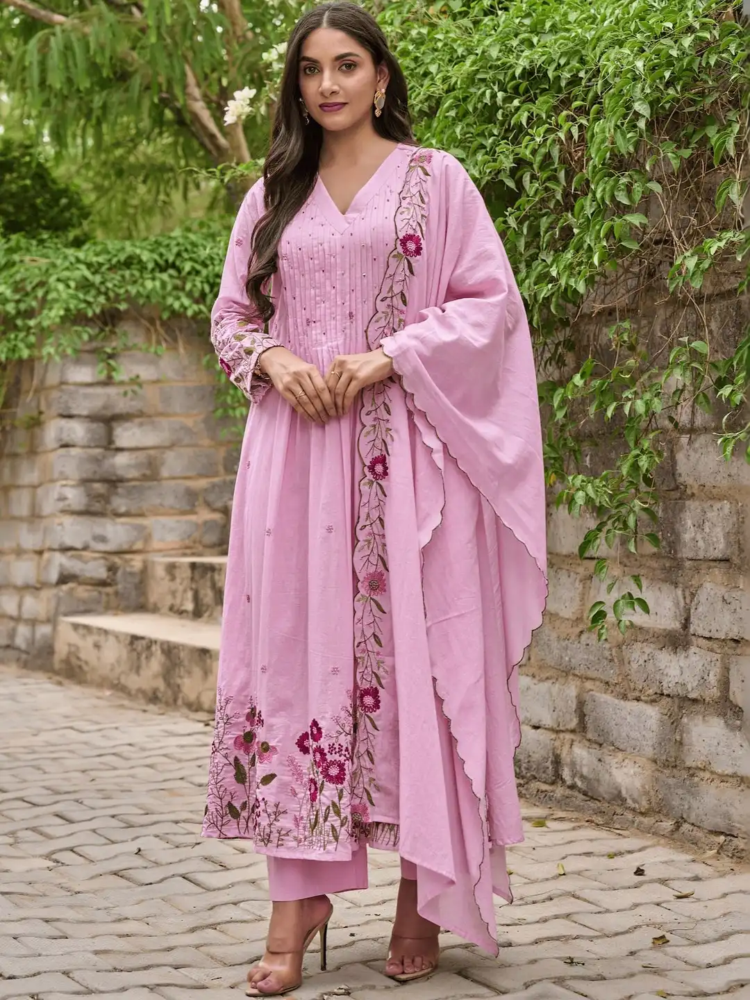 Buy SHIJILA Women Floral Embroidered Panelled Thread Work Kurta