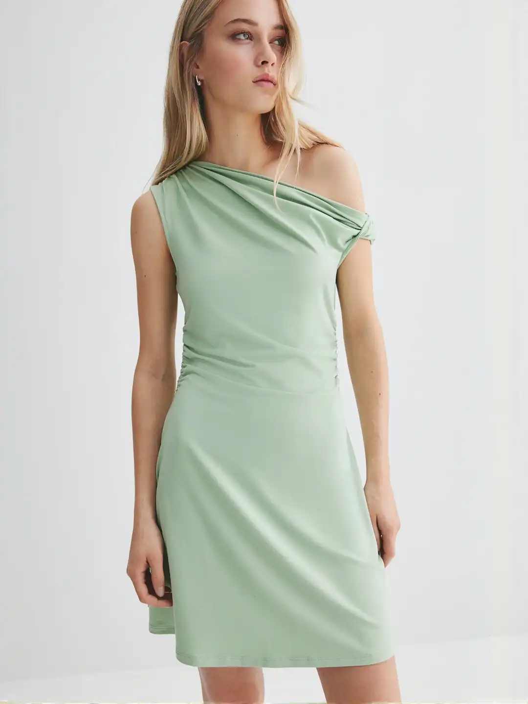 h&m green one shoulder dress Women's Green Draped one-shoulder dress